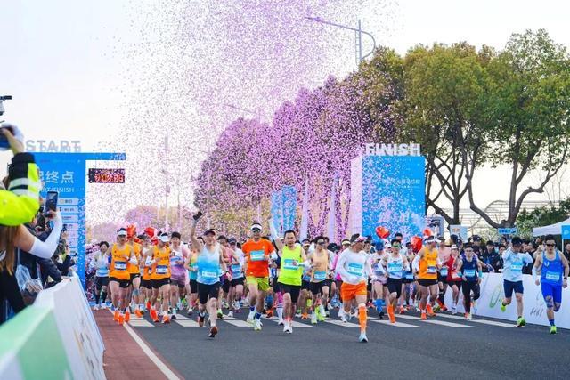 天天斗地主-五千跑者集结，2026苏州太湖数字半程马拉松开跑